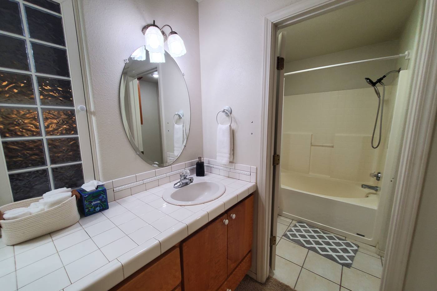 Primary bath at Windmill Ranch